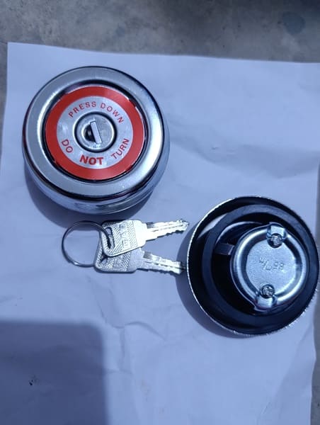 TAPA DE TANQUE  GASOLINA UNIVERSAL (plateado)CON LLAVE 33mm,35mm,32mm