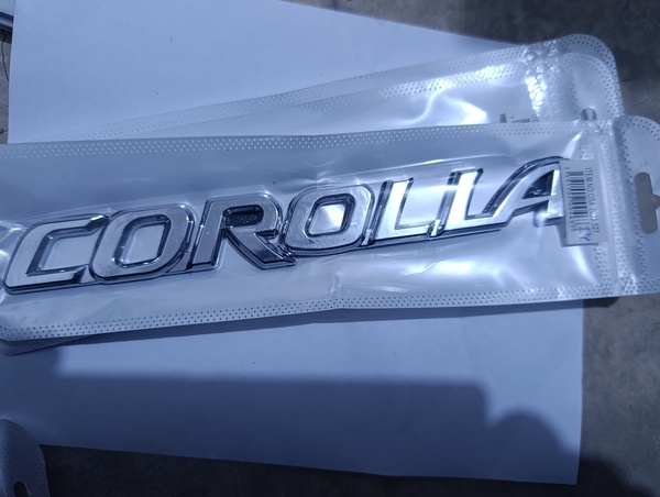 LETRA COROLLA plateado