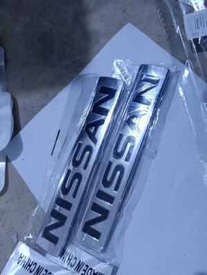 LETRA NISSAN plateado