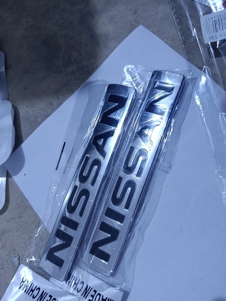 LETRA NISSAN plateado